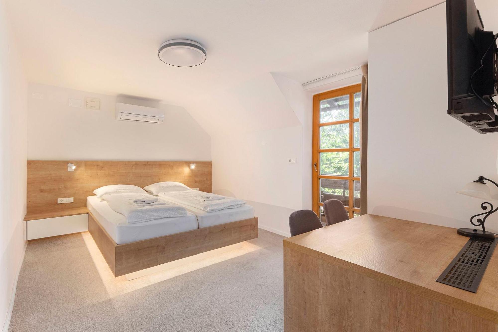 Gostilna Logar Hotel Hotemaze Exterior photo